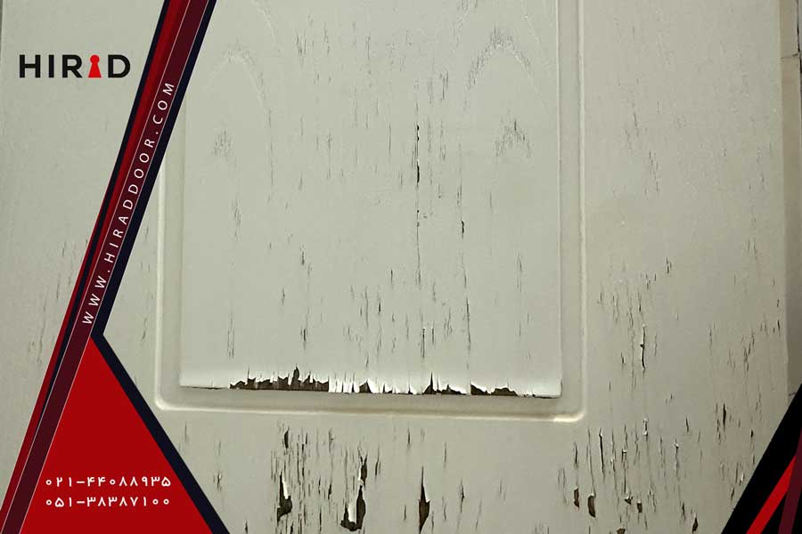 دربی که به دلیل متریال نا مناسب دچار تورم شده و پوسته پوسته شده است.